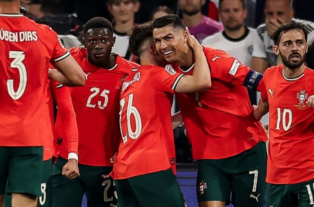 Fan Đức vỗ tay, người hâm mộ ngả mũ trước Ronaldo