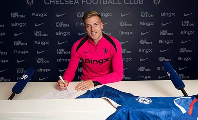 Liam Delap chính thức chuyển sang khoác áo Chelsea.