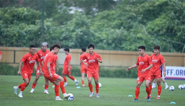 Văn Vĩ (giữa) có thể là phương án cân nhắc của HLV Kim Sang-sik.