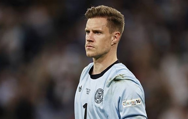Ter Stegen khẳng định đẳng cấp giữa nghi ngờ ở Barcelona