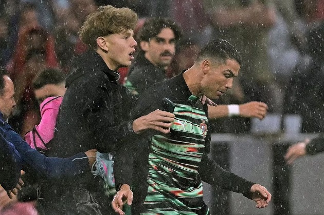 Cristiano Ronaldo gặp sự cố an ninh trước trận Bồ Đào Nha - Đức