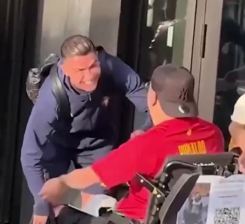 Phản ứng của Cristiano Ronaldo khi bị fan ngồi xe lăn vô tình va phải