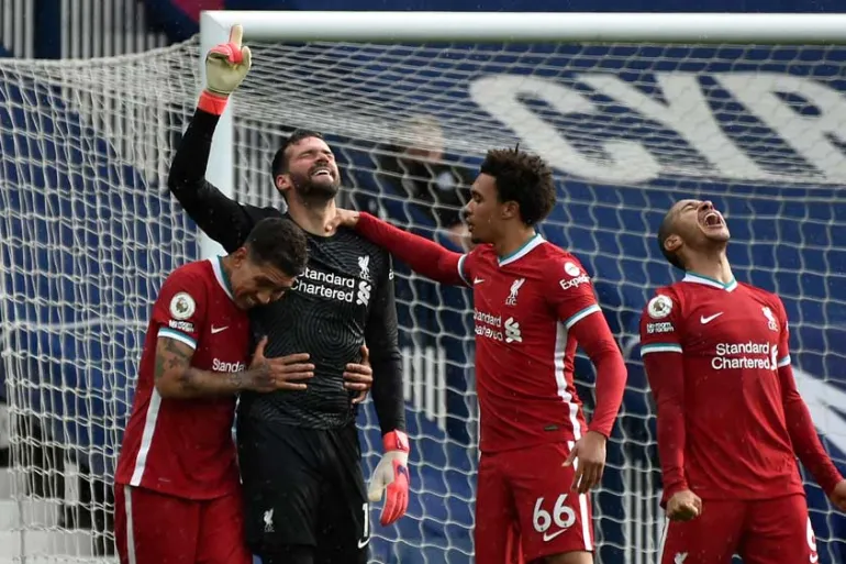 Alisson tri ân người cha sau khi đem về bàn thắng quý giá cho Liverpool.