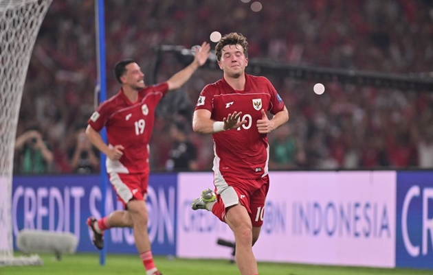 Ole Romenij ăn mừng bàn thắng vào lưới Trung Quốc.