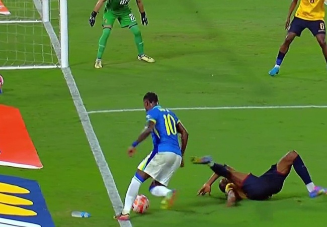 Nỗ lực đi bóng của Vinicius.