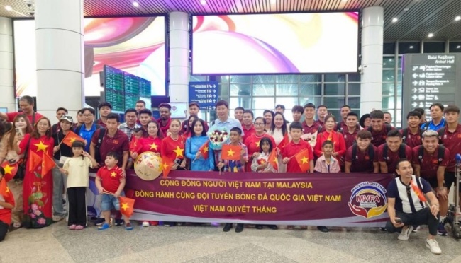 Tuyển Việt Nam được chào đón nồng nhiệt.