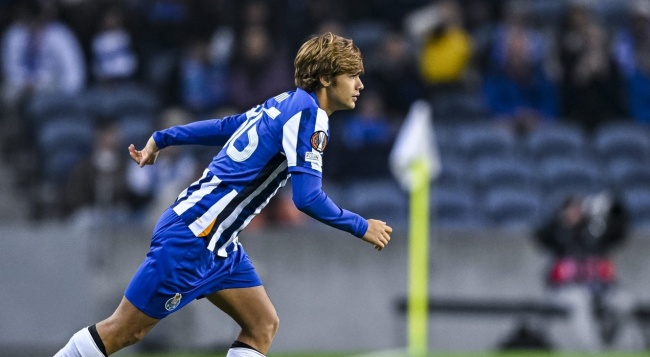 Barca theo sát sao trẻ Rodrigo Mora của Porto