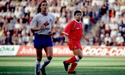 Redondo khi thi đấu cho Tenerife, đối đầu với huyền thoại Maradona.