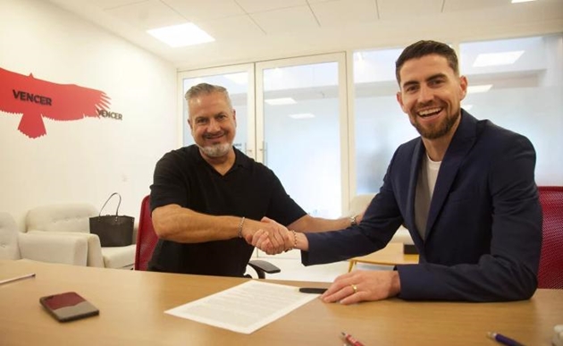 Jorginho chính thức ký hợp đồng với Flamengo.