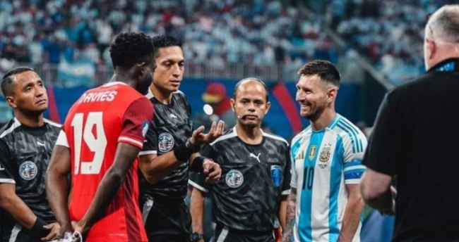 Alphonso Davies đổi áo thành công với Messi sau hơn 900 ngày chờ đợi