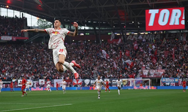 Sesko ăn mừng sau khi ghi bàn vào lưới Bayern.