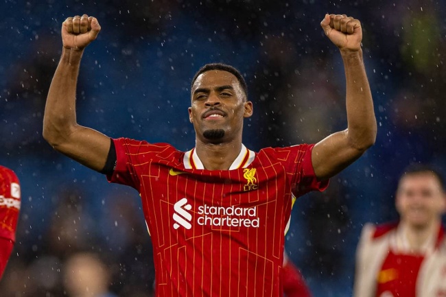 Ryan Gravenberch là số 6 lý tưởng của Liverpool.