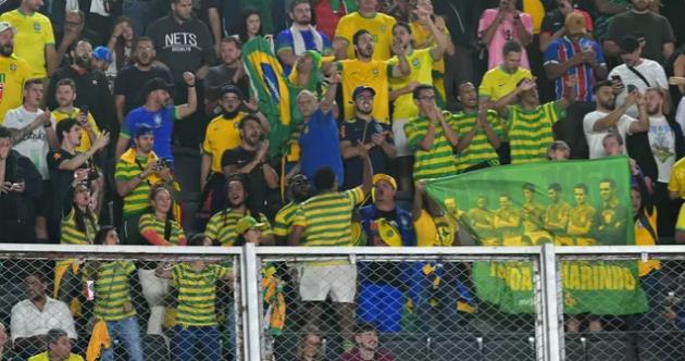 CĐV Brazil cũng rất cuồng nhiệt.