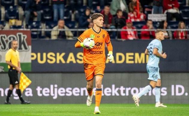 NÓNG! Liverpool đón Armin Pecsi thay thế Kelleher trong khung gỗ