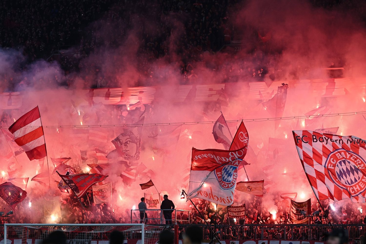 CĐV Bayern với tinh thần máu lửa