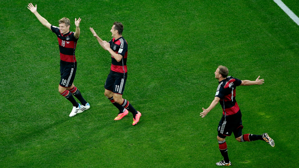 Kroos tỏa sáng với cú đúp ngay trong hiệp 1