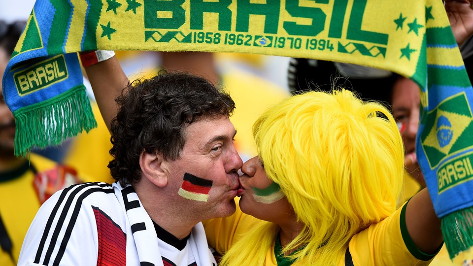 Khoảng khắc thú vị trên khán đài trận bán kết Brazil và Đức