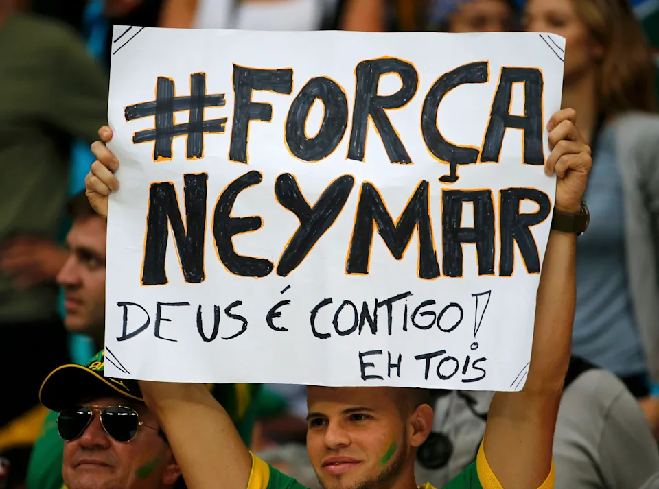 Dù không thi đấu, Neymar vẫn được các CĐV nhớ đến