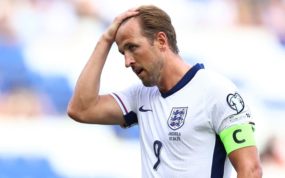 ĐT Anh thắng nhọc, Harry Kane chê mặt sân khô
