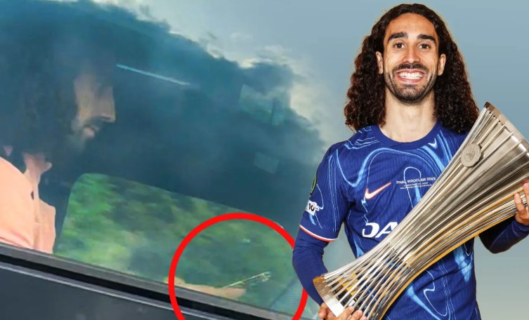 Cucurella vừa dùng điện thoại vừa lái xe gần sân tập Chelsea