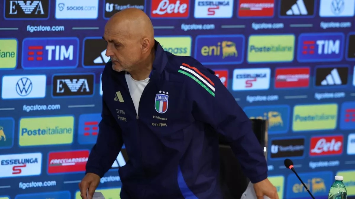 Luciano Spalletti tức giận rời phòng họp báo sau khi bị sa thải khỏi đội tuyển Ý