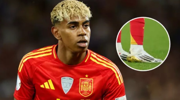 Lamine Yamal mang cờ hai quốc gia trên giày ở chung kết Nations League