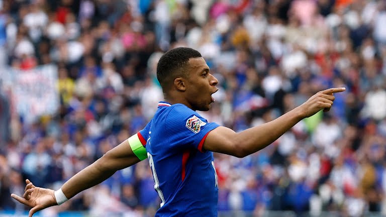 Mbappe mở tỷ số cuối hiệp 1.