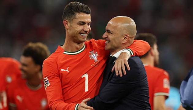 Thành tích này tiếp tục nối dài bộ sưu tập danh hiệu đồ sộ của CR7 với đội tuyển quốc gia. Kể từ khi anh ra mắt vào năm 2003, Bồ Đào Nha đã giành được 1 chức vô địch EURO (2016) và 2 chức vô địch UEFA Nations League (2019, 2025).

Trước khi Ronaldo khoác áo, từ năm 1930 đến 2002, Bồ Đào Nha không hề có một danh hiệu quốc tế nào. Sự xuất hiện của anh đã thay đổi lịch sử bóng đá nước này.


Xuyên suốt hành trình Nations League 2024/25, Ronaldo đều để lại dấu ấn đậm nét với các bàn thắng quan trọng ở cả vòng tứ kết, bán kết và giờ là trận chung kết. Hình ảnh CR7 ngạo nghễ vác cúp lên bục vinh quang.

Đồng đội Vitinha sau trận đấu đã không ngần ngại khẳng định: "Chiếc cúp Nations League này dành tặng cho Cristiano Ronaldo, anh ấy là Cầu thủ bóng đá vĩ đại nhất mọi thời đại".

Ở tuổi 40, Cristiano Ronaldo khiến làng túc cầu phải tiếp tục ngước nhìn khi ghi bàn thắng quan trọng trong 1 trận chung kết, sau đó nâng cao chiếc cúp vô địch đầy cảm xúc.

Hình ảnh của Ronaldo rất tương phản với tài năng trẻ Lamine Yamal, ngôi sao được kỳ vọng rất nhiều nhưng "tịt ngòi" trong trận đấu quyết định.

40 tuổi và chưa có dấu hiệu dừng lại, liệu Cristiano Ronaldo có thể tiếp tục làm nên điều kỳ diệu ở World Cup 2026 cùng Bồ Đào Nha?