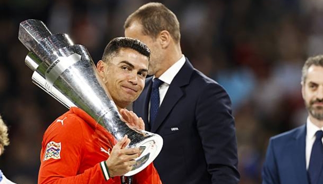 Xuyên suốt hành trình Nations League 2024/25, Ronaldo đều để lại dấu ấn đậm nét với các bàn thắng quan trọng ở cả vòng tứ kết, bán kết và giờ là trận chung kết. Hình ảnh CR7 ngạo nghễ vác cúp lên bục vinh quang.

Đồng đội Vitinha sau trận đấu đã không ngần ngại khẳng định: "Chiếc cúp Nations League này dành tặng cho Cristiano Ronaldo, anh ấy là Cầu thủ bóng đá vĩ đại nhất mọi thời đại".

Ở tuổi 40, Cristiano Ronaldo khiến làng túc cầu phải tiếp tục ngước nhìn khi ghi bàn thắng quan trọng trong 1 trận chung kết, sau đó nâng cao chiếc cúp vô địch đầy cảm xúc.

Hình ảnh của Ronaldo rất tương phản với tài năng trẻ Lamine Yamal, ngôi sao được kỳ vọng rất nhiều nhưng "tịt ngòi" trong trận đấu quyết định.

40 tuổi và chưa có dấu hiệu dừng lại, liệu Cristiano Ronaldo có thể tiếp tục làm nên điều kỳ diệu ở World Cup 2026 cùng Bồ Đào Nha?