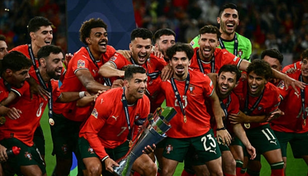 Đồng đội Vitinha sau trận đấu đã không ngần ngại khẳng định: "Chiếc cúp Nations League này dành tặng cho Cristiano Ronaldo, anh ấy là Cầu thủ bóng đá vĩ đại nhất mọi thời đại".

Ở tuổi 40, Cristiano Ronaldo khiến làng túc cầu phải tiếp tục ngước nhìn khi ghi bàn thắng quan trọng trong 1 trận chung kết, sau đó nâng cao chiếc cúp vô địch đầy cảm xúc.

Hình ảnh của Ronaldo rất tương phản với tài năng trẻ Lamine Yamal, ngôi sao được kỳ vọng rất nhiều nhưng "tịt ngòi" trong trận đấu quyết định.

40 tuổi và chưa có dấu hiệu dừng lại, liệu Cristiano Ronaldo có thể tiếp tục làm nên điều kỳ diệu ở World Cup 2026 cùng Bồ Đào Nha?