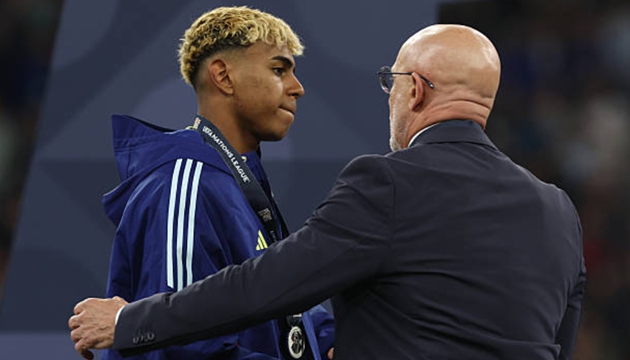 Hình ảnh của Ronaldo rất tương phản với tài năng trẻ Lamine Yamal, ngôi sao được kỳ vọng rất nhiều nhưng "tịt ngòi" trong trận đấu quyết định.

40 tuổi và chưa có dấu hiệu dừng lại, liệu Cristiano Ronaldo có thể tiếp tục làm nên điều kỳ diệu ở World Cup 2026 cùng Bồ Đào Nha?