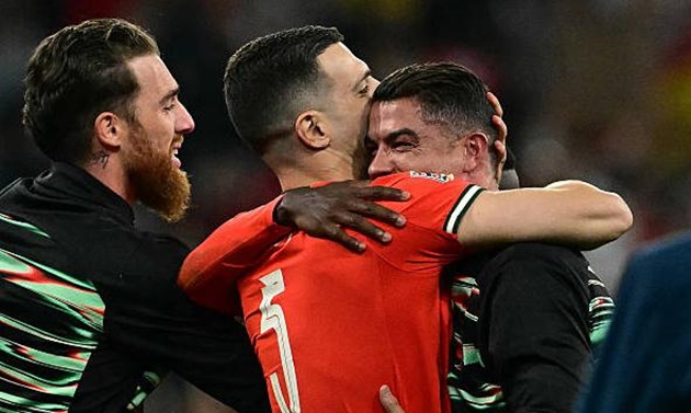Cristiano Ronaldo bặt khóc sau khi cùng Bồ Đào Nha vô địch Nations League.