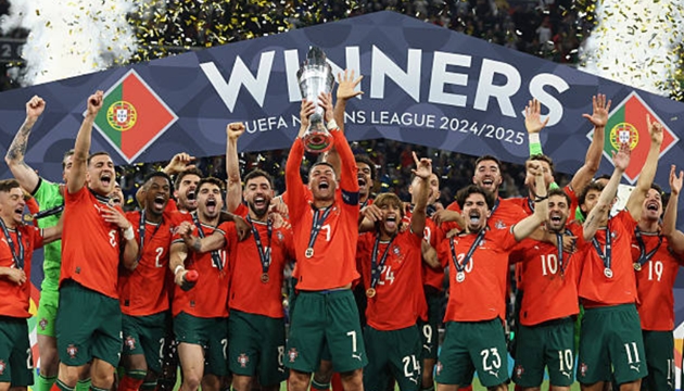 Ronaldo ăn mừng chiến thắng lịch sử, Yamal buồn bã sau thất bại cay đắng