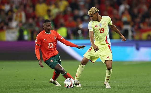 Nuno Mendes không cho Lamine Yamal cơ hội tỏa sáng.