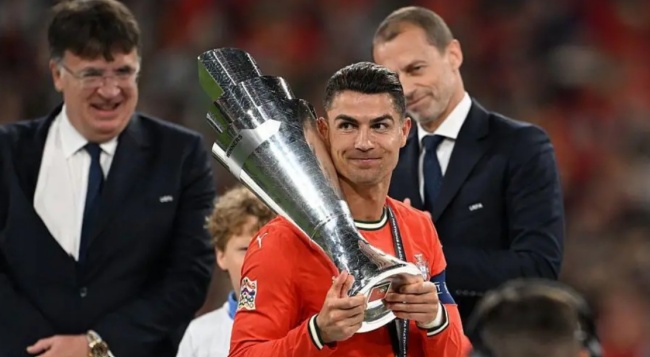 Ronaldo với chiếc cúp vô địch.