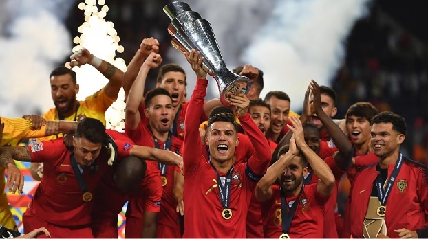 Ronaldo thi đấu với chấn thương, hy sinh vì chiến thắng của Bồ Đào Nha