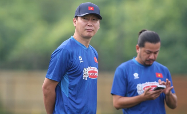 Trước đại chiến, HLV Kim Sang-sik "vừa đấm vừa xoa" Malaysia