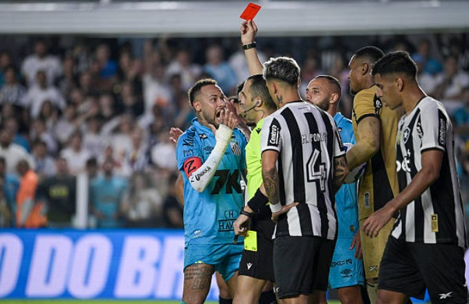 Neymar nhận thẻ đỏ trong trận gặp Botafogo.