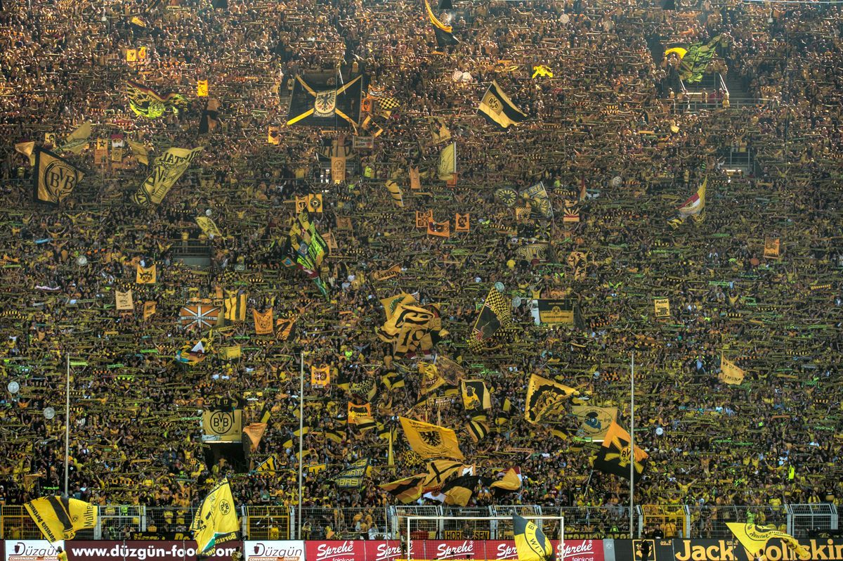 Bức tường vàng của các CĐV Dortmund