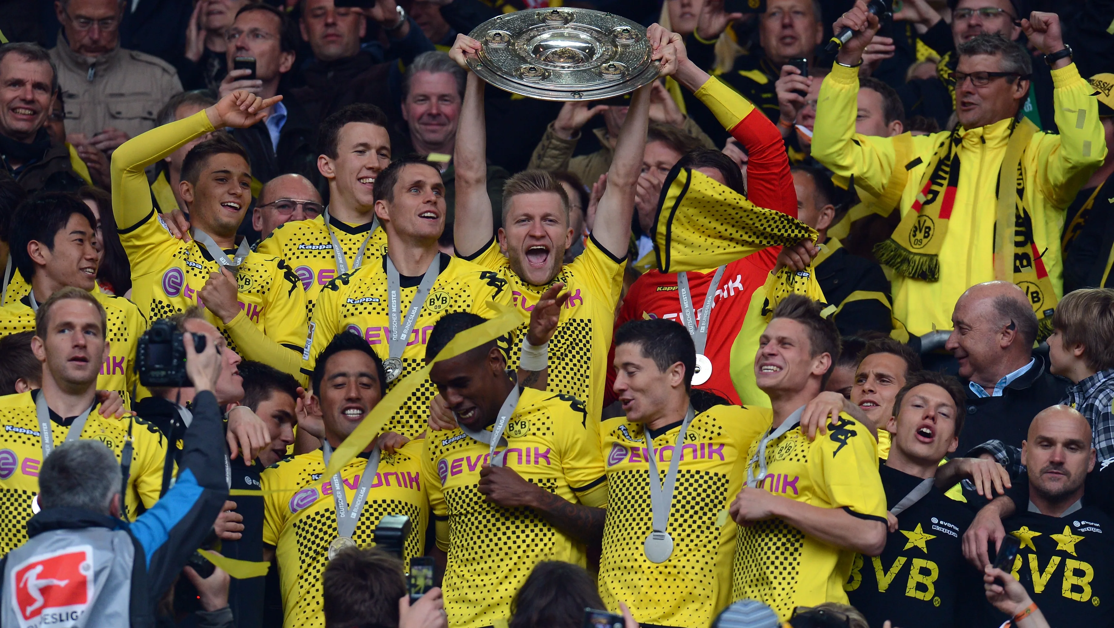 Dortmund phá vỡ thế thống trị Bundesliga của Bayern Munich
