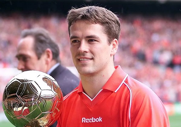 Owen giành Quả bóng vàng năm 2001.