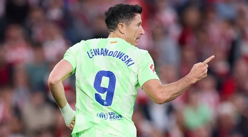 Lewandowski đã có 100 bàn cho Barca.