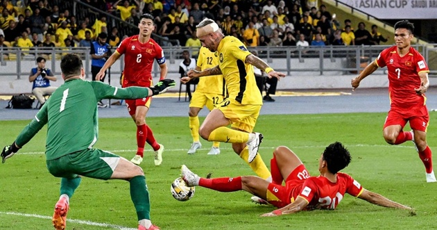 Ảnh minh họa cho bài viết về Hàng thủ sụp đổ, ĐT Việt Nam thua đậm 0-4 Malaysia đầy thất vọng