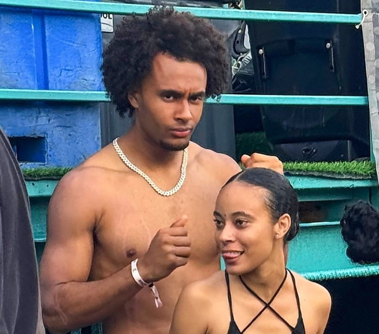 Joshua Zirzkee vui chơi với một nữ du khách nhân dịp lễ hội tại Barbados.