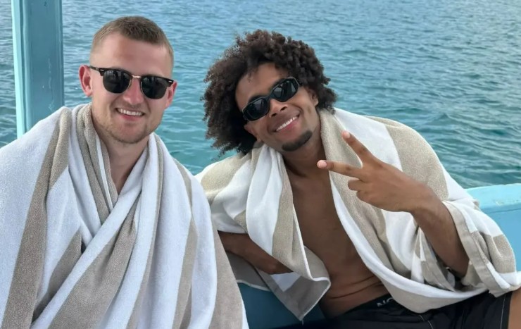 Joshua Zirkzee chụp hình và cười tươi cùng người đồng đội ở Manchester United, Matthijs De Ligt.
