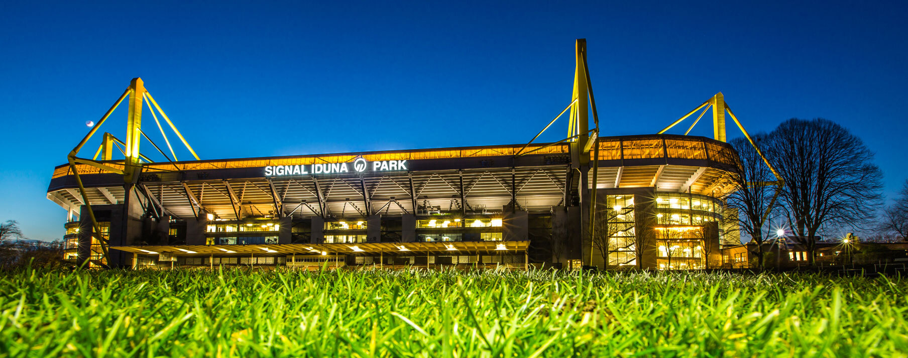 Sân nhà của Dortmund nhìn từ bên ngoài.