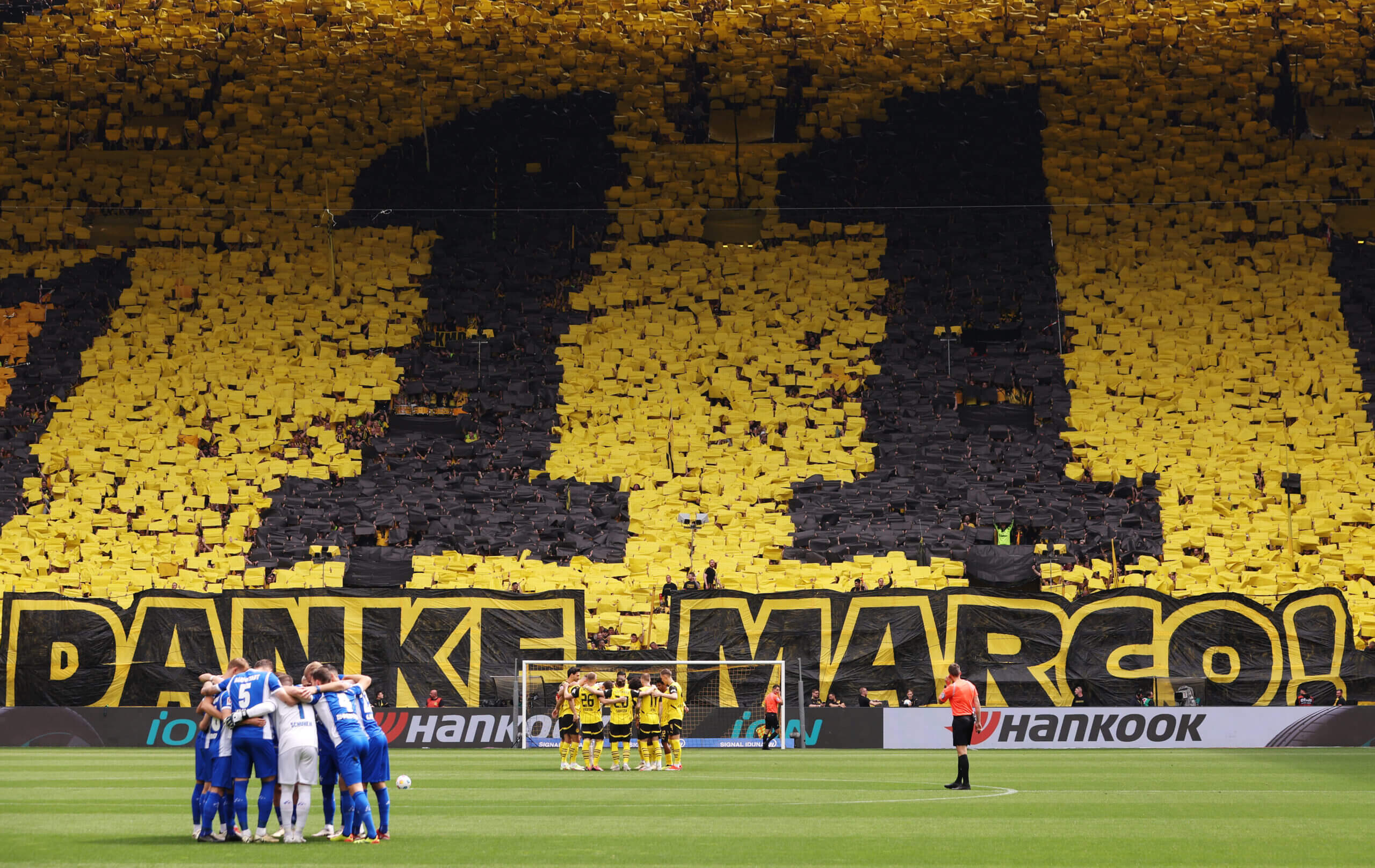 Bức tường Vàng huyền thoại của Dortmund gửi lời tri ân đến Marco Reus.