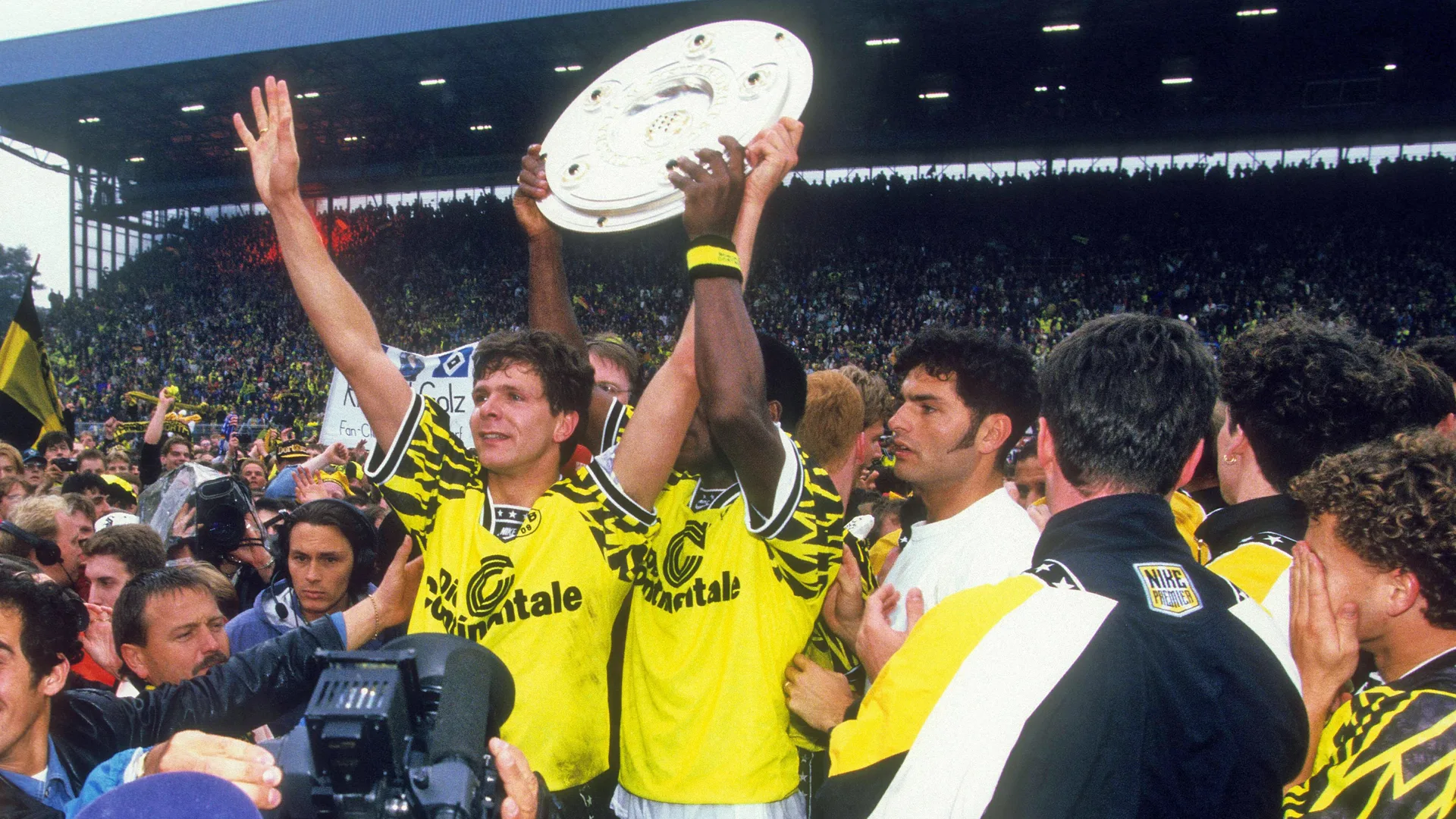 Dortmund nâng chức vô địch Bundesliga 1995 ngay trên sân nhà.