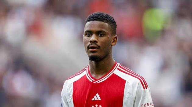 Arsenal theo đuổi Hato và Guehi để củng cố hàng thủ sau mùa giải không danh hiệu