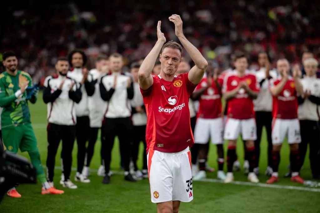 Evans bỏ ngỏ tương lai sau khi bị Man Utd giải phóng hợp đồng